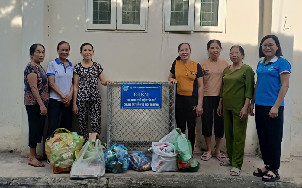 Bà Nguyễn Thị Bích Vân (thứ 2, từ trái sang) cùng hội viên Chi hội Phụ nữ tổ dân phố Hồng Phong ra mắt Mô hình thu gom phế liệu tái chế gây quỹ giúp đỡ hội viên nghèo.