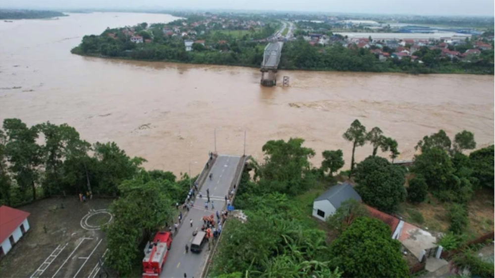 Lãnh đạo tỉnh và các sở ban ngành liên quan đang đi kiểm tra tại hiện trường sự cố sập cầu Phong Châu