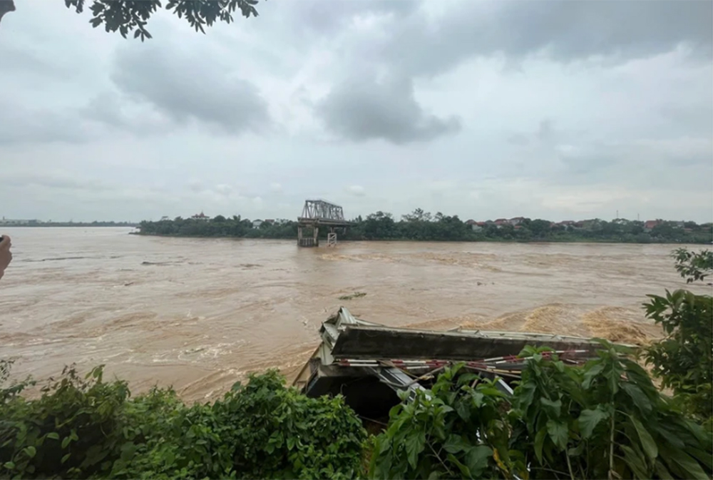 Hiện trường sập cầu Phong Châu.