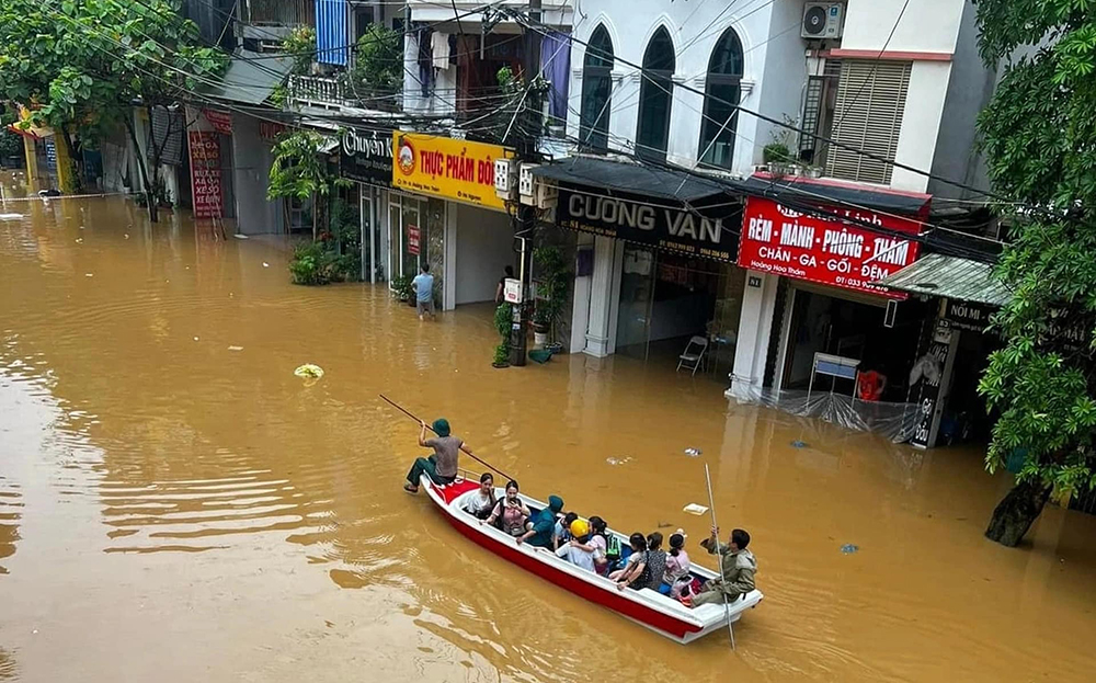 Lũ trên sông Thao tại Yên Bái khiến nhiều gia đình phải di tản ra khỏi nhà đến nơi trú an toàn.