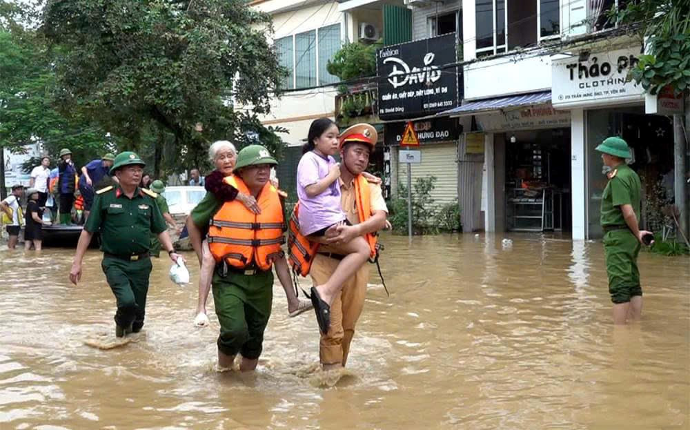 Các lực lượng vũ trang giúp người dân di chuyển đến nơi an toàn.