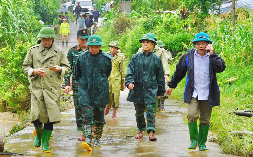 Thiếu tướng Trần Văn Bắc - Phó Tư lệnh Quân khu 2 đi kiểm tra thực địa và chỉ đạo công tác tìm kiếm người mất tích do sạt taluy tại xã Yên Thái, huyện Văn Yên.