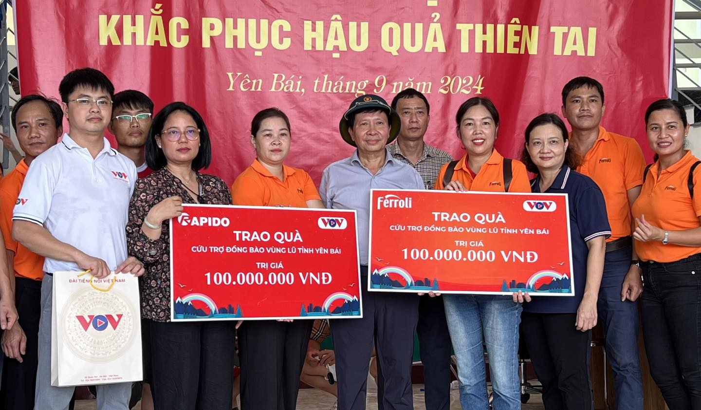 Đài Tiếng nói Việt Nam thăm hỏi, trao tặng nhu yếu phẩm thiết yếu đến đồng bào vùng lũ Yên Bái