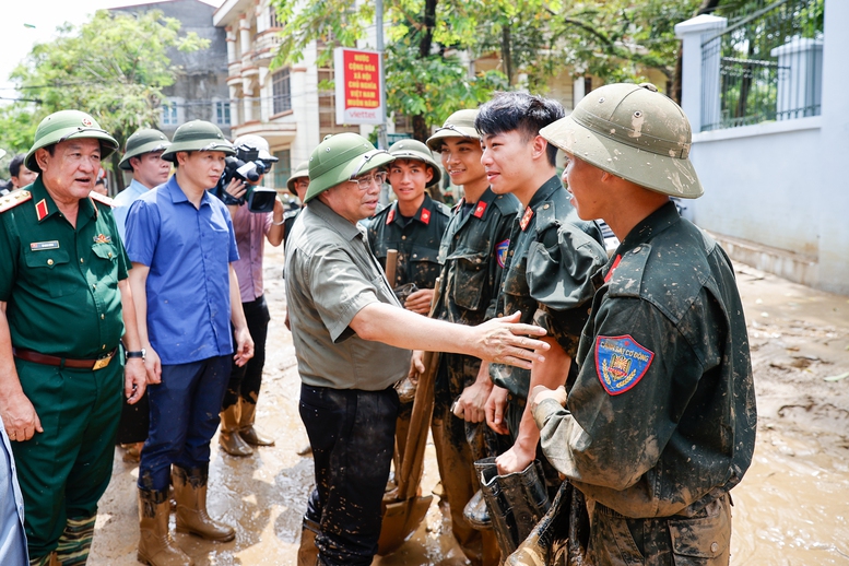 Thủ tướng Phạm Minh Chính động viên cán bộ chiến sĩ tham gia dọn dẹp khu vực phường Hồng Hà, thành phố Yên Bái