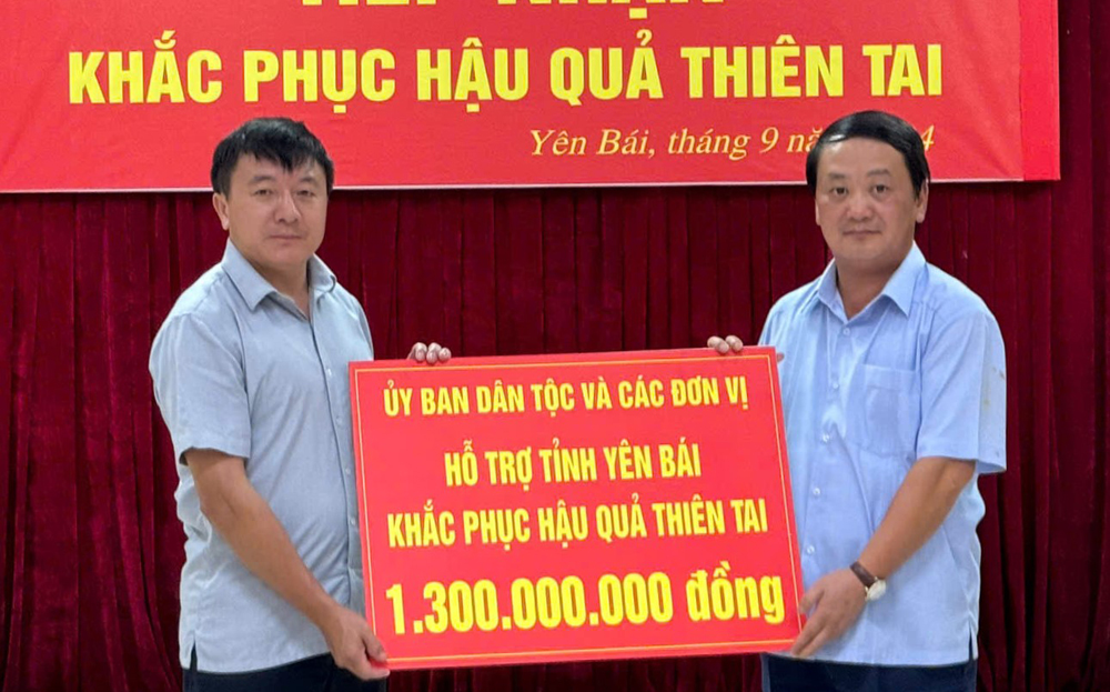 Bộ trưởng, Chủ nhiệm Ủy ban Dân tộc Hầu A Lềnh trao tiền hỗ trợ 1,3 tỷ đồng của Ủy ban Dân tộc và các đơn vị giúp người dân tỉnh Yên Bái.