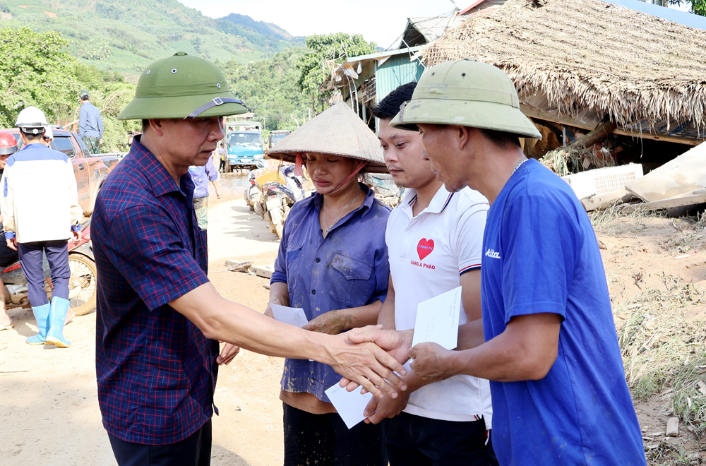 Phó Chủ tịch HĐND tỉnh Vũ Quỳnh Khánh thăm hỏi, động viên và trao kinh phí hỗ trợ cho gia đình bị thiệt hại tại xã Minh Chuẩn, huyện Lục Yên.