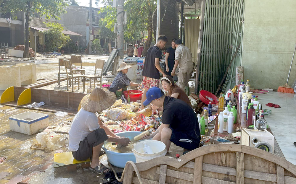 Người dân thu dọn, vệ sinh các vật dụng của gia đình.