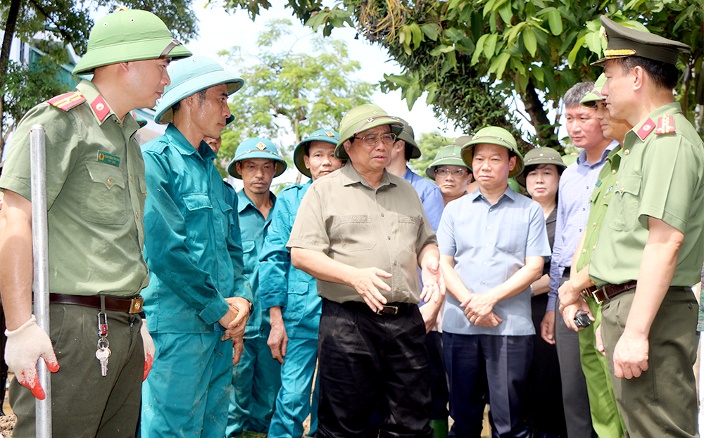 Thủ tướng Phạm Minh Chính kiểm tra công tác khắc phục hậu quả thiên tai tại phường Hồng Hà, thành phố Yên Bái.