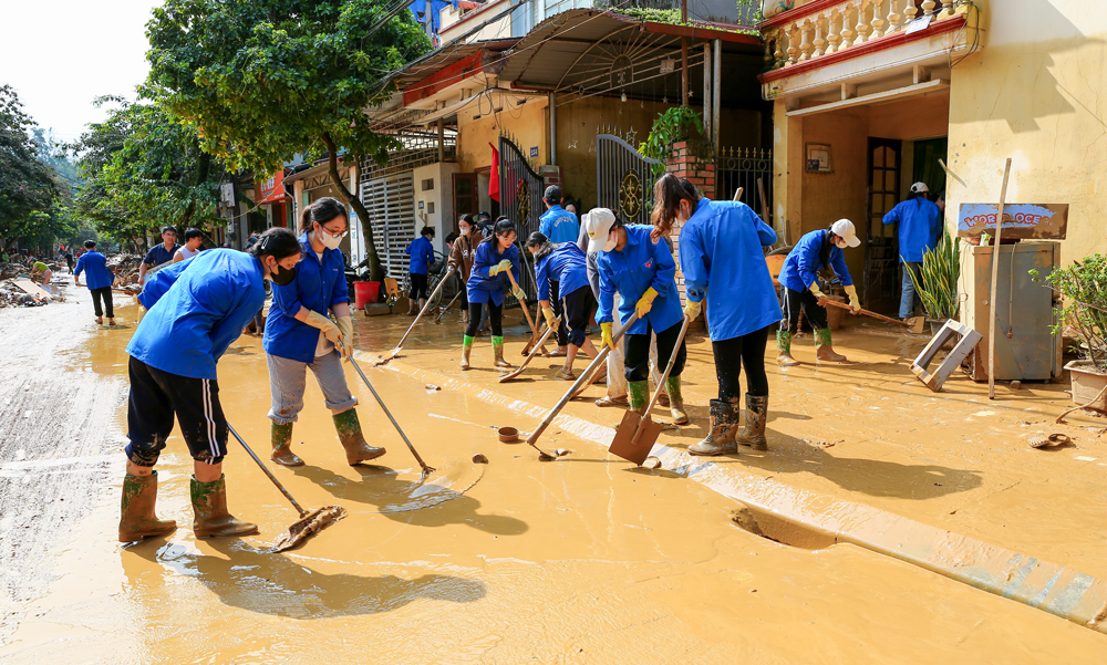 Đoàn viên, thanh niên Yên Bái cùng chung tay dọn vệ sinh khắc phục hậu quả sau trận mưa lũ lịch sử.