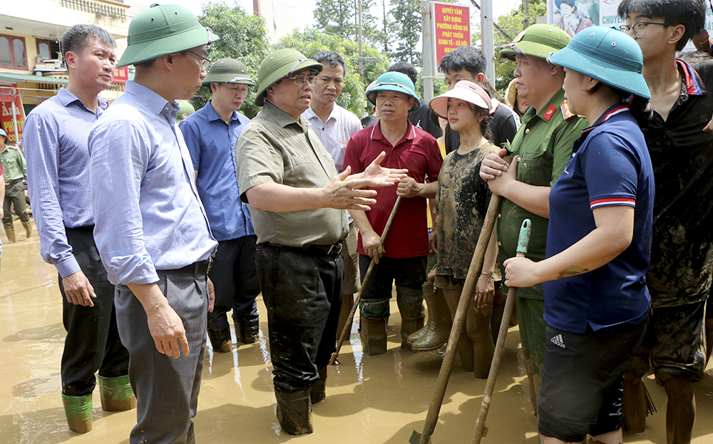 Thủ tướng Chính phủ Phạm Minh Chính trực tiếp kiểm tra công tác khắc phục hậu quả thiên tai tại phường Hồng Hà, thành phố Yên Bái và trao đổi với các lực lượng tham gia giúp đỡ nhân dân dọn dẹp nhà cửa, đường phố.