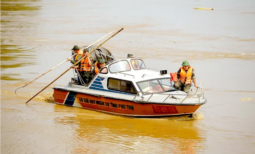 Tìm kiếm nạn nhân trong sự cố sập cầu Phong Châu, ngày 14-9.