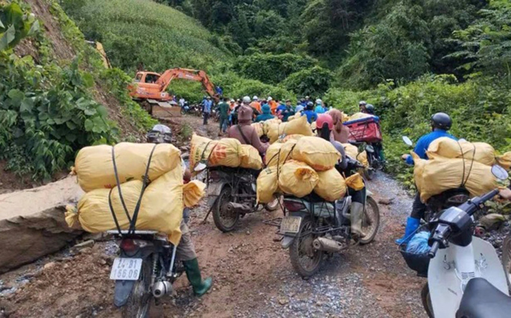 Mang hàng cứu trợ cho người cho vùng lũ