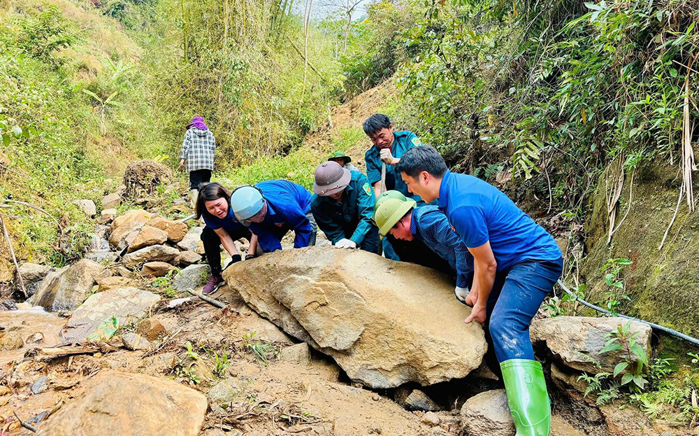 Đoàn viên thanh niên huyện tham gia mở đường giao thông tại bản Trống Là, xã Hồ Bốn.