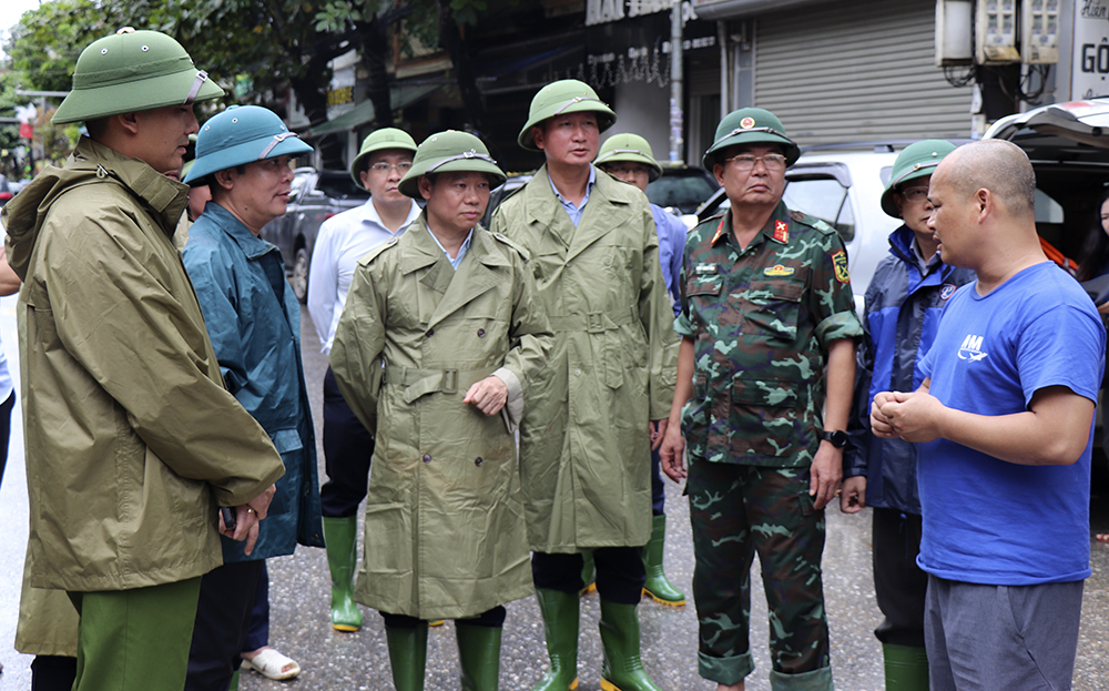 Lãnh đạo Bộ trưởng Bộ Tài nguyên và Môi trường Đỗ Đức Duy và lãnh đạo tỉnh Yên Bái  chỉ đạo công tác khắc phục hậu quả cơn bão số 3 tại thành phố Yên Bái.