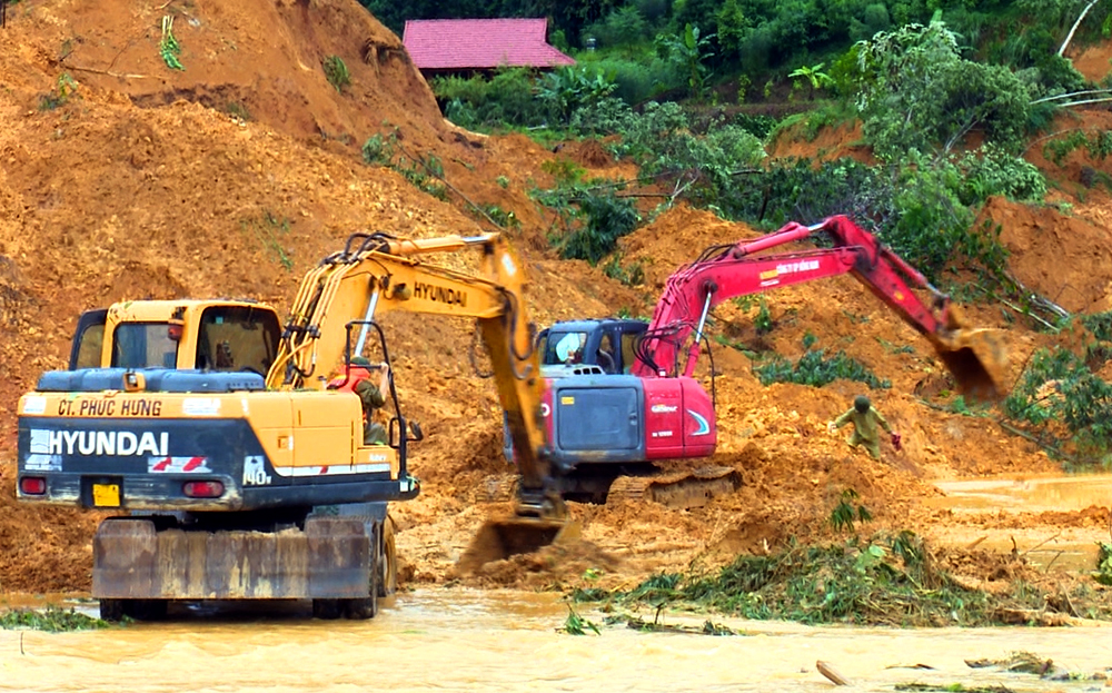 Các doanh nghiệp đã hỗ trợ phương tiện máy móc giúp huyện Lục Yên khắc phục hậu quả bão lũ.

