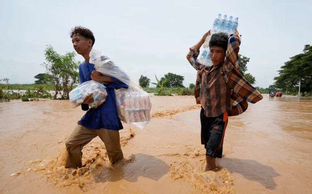 Người dân địa phương lội qua một con đường bị ngập lụt ở Thủ đô Naypyidaw