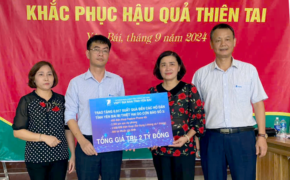 Ủy ban MTTQ tỉnh Yên Bái tiếp nhận tượng trưng hiện vật trị giá 2 tỷ đồng 
của Tập đoàn VNPT để trao cho các hộ dân bị ảnh hưởng bởi cơn bão số 3.
