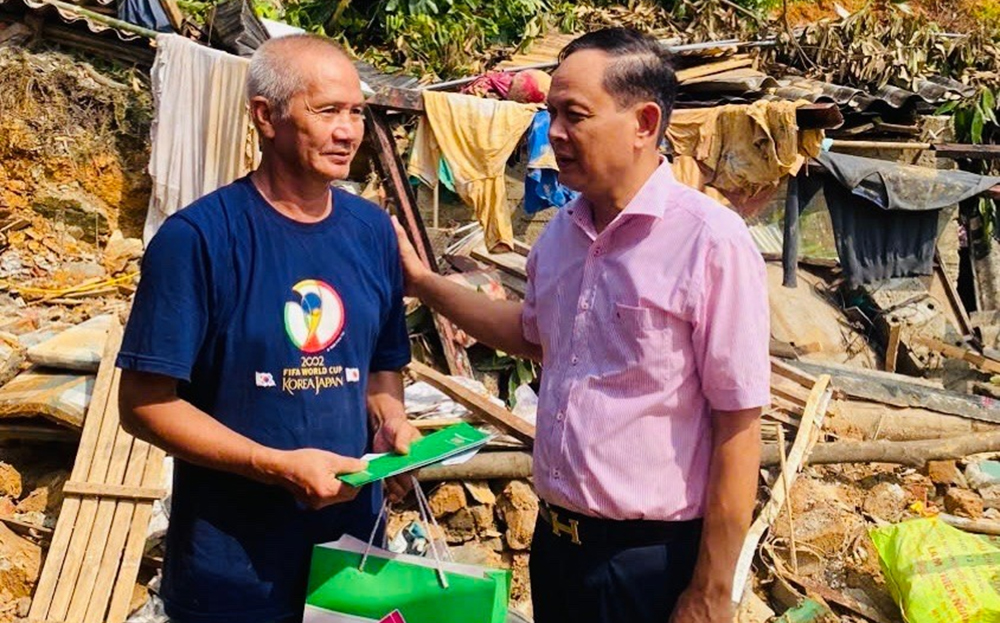 Ông Nguyễn Thanh Hải – Giám đốc Ngân hàng Chính sách xã hội Chi nhánh tỉnh Yên Bái tặng quà cho hộ bị sạt lở đất ở phường Yên Ninh, thành phố Yên Bái.
