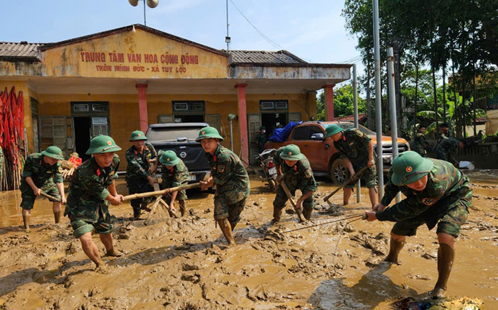 Cán bộ, chiến sỹ Ban CHQS thành phố Yên Bái tham gia lao động giúp dân khắc phục hậu quả bão số 3.