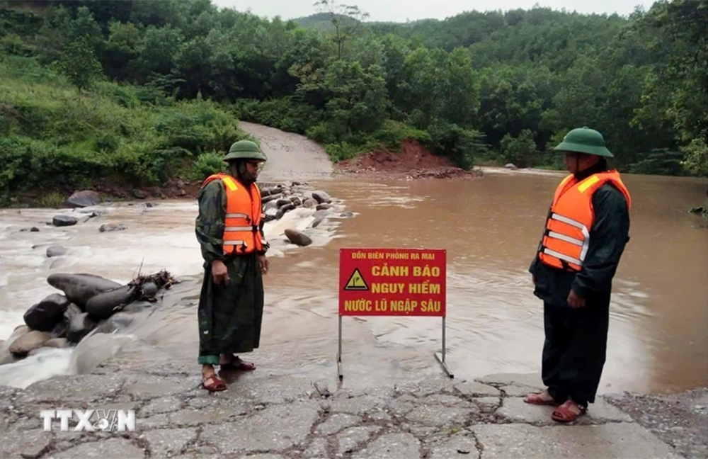 Lực lượng Đồn Biên phòng Ra Mai (huyện Minh Hóa, Quảng Bình) chốt chặn không cho người dân qua các ngầm tràn khi nước lũ dâng cao.