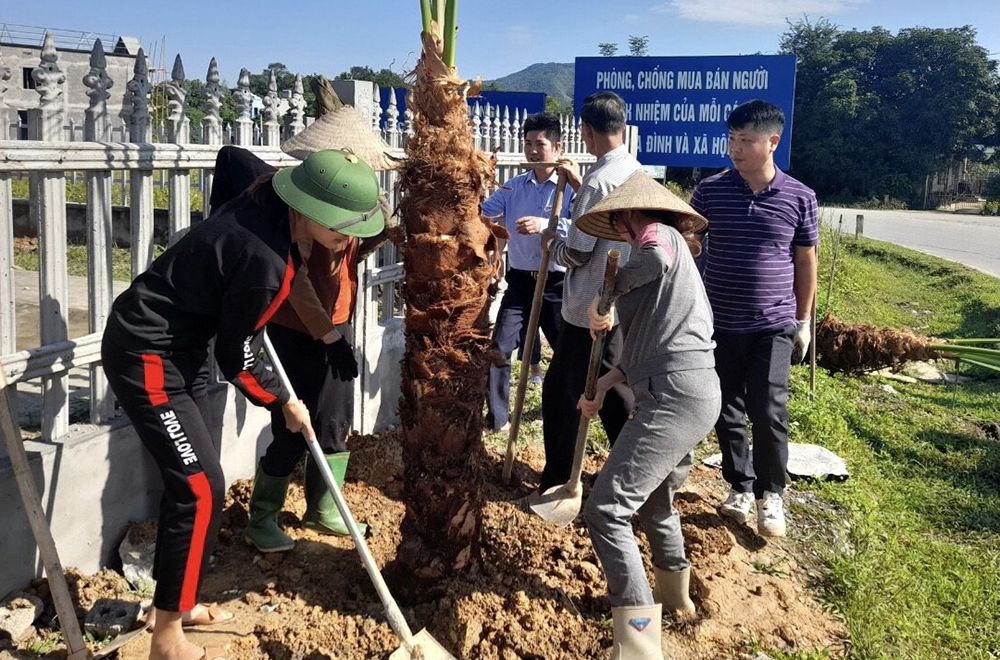 Nhân dân xã Vân Hội trồng cây xanh trên các tuyến đường giao thông nông thôn.