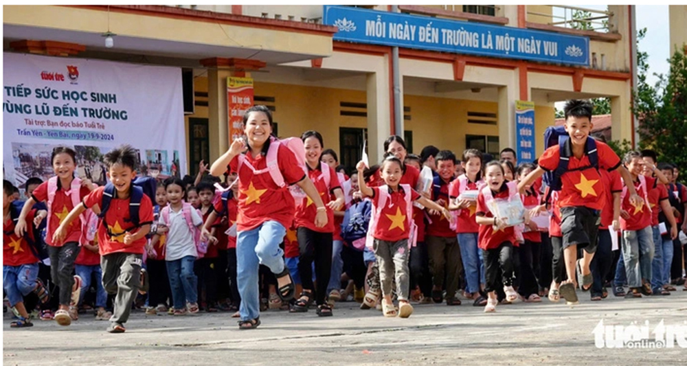 Niềm vui của học sinh Trường TH&THCS Đào Thịnh (Trấn Yên, Yên Bái) với những chiếc ba lô mới là phần quà do báo Tuổi Trẻ phối hợp với Tỉnh Đoàn Yên Bái vừa trao tặng.