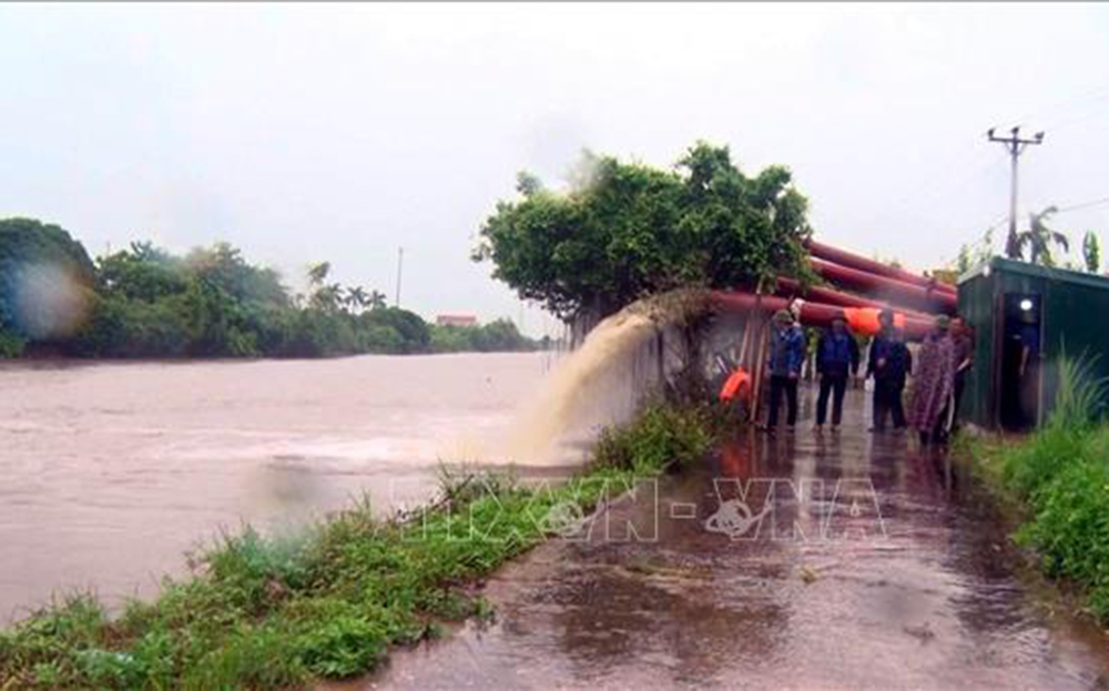 Tỉnh Ninh Bình lập nhiều trạm bơm dã chiến ở vùng trọng điểm của huyện Kim Sơn để chống úng. Ảnh minh họa