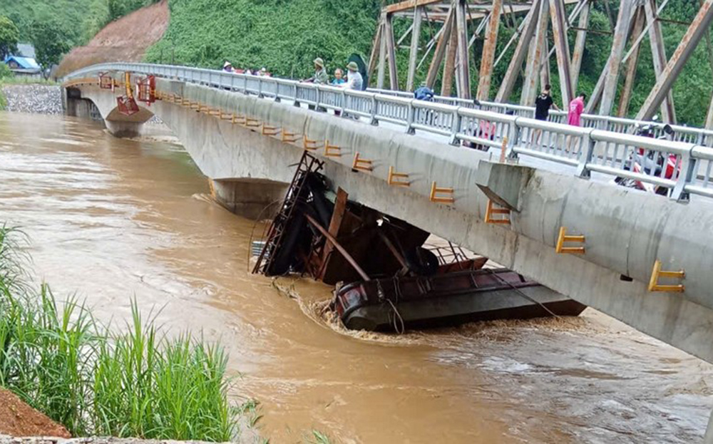 Phương tiện khai thác cát sỏi trôi tự do trên sông Chảy và mắc kẹt vào  gầm cầu Tô Mậu mới.