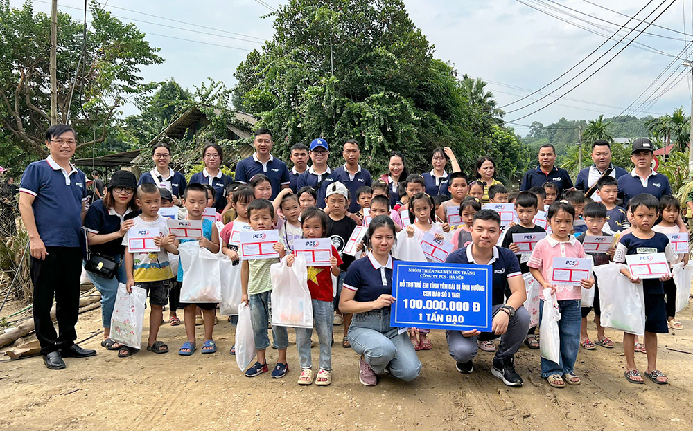 Nhóm Thiện nguyện Sen Trắng phối hợp với Công ty Cổ phần Thương mại và Dịch vụ Chuyển phát nhanh PCS Hà Nội hỗ trợ 100 triệu đồng cho Trường TH&THCS Y Can, huyện Trấn Yên.