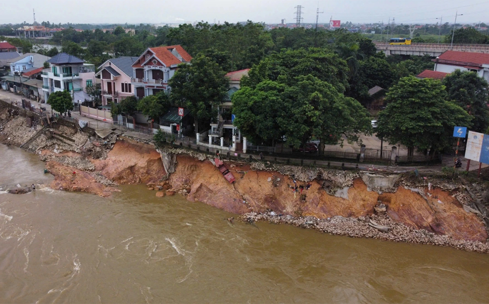 Vị trí sạt lở thuộc Tổ 1 phố Phong Châu, TP Việt Trì, Phú Thọ đã sát khu vực nhà người dân