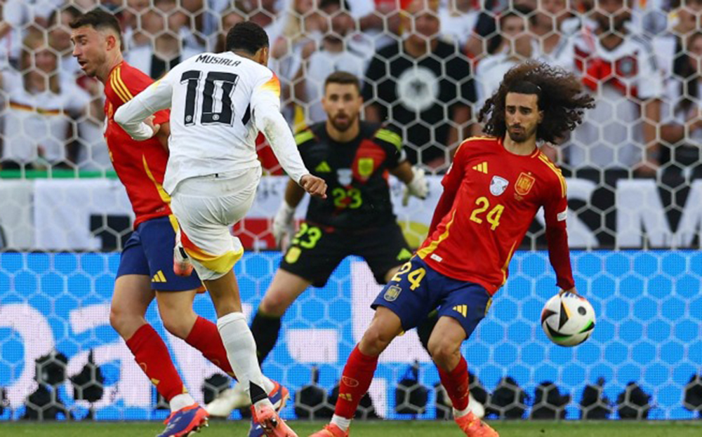 Jamal Musiala sút bóng trúng tay Marc Cucurella trong trận tứ kết Euro 2024, Tây Ban Nha 2-1 Đức hôm 5/7.