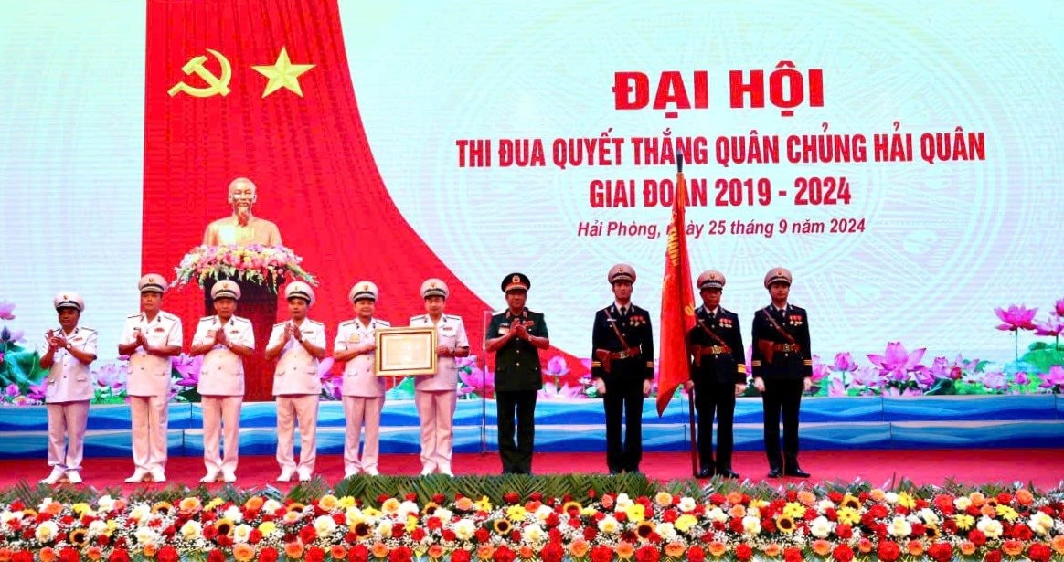 Thượng tướng Phạm Hoài Nam, Thứ trưởng Bộ Quốc phòng thừa ủy quyền Thủ tướng Chính phủ trao Huân chương Bảo vệ Tổ quốc cho Quân chủng Hải quân