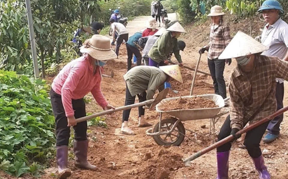 Nhân dân xã Châu Quế Hạ chung sức làm đường giao thông nông thôn.