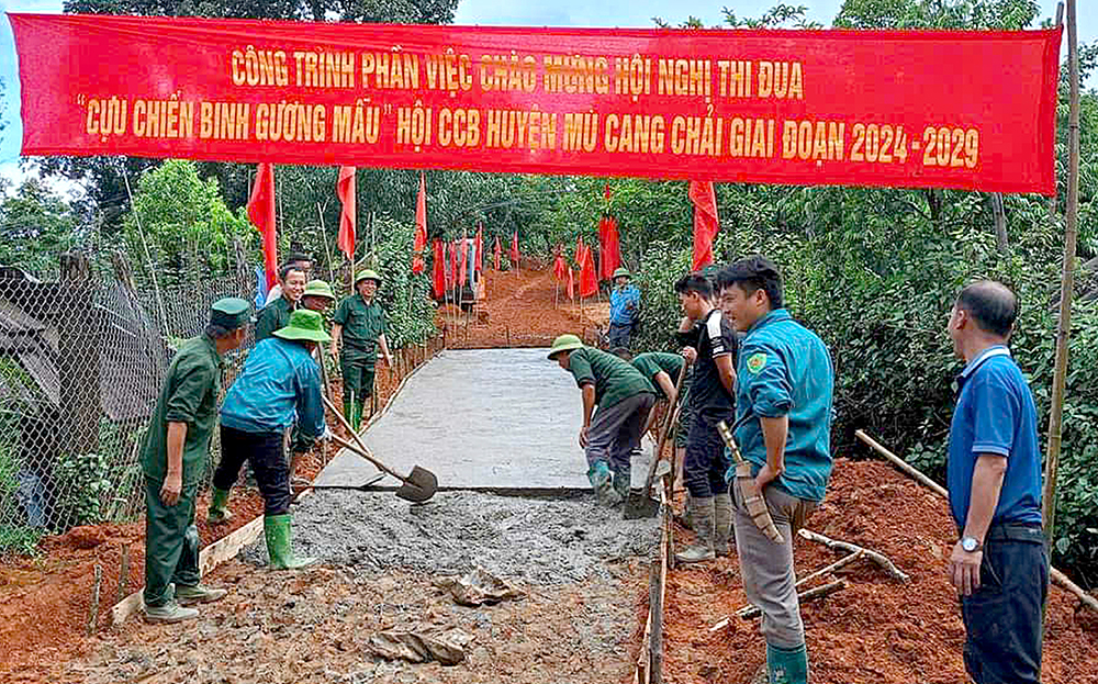 Hội viên cựu chiến binh tham gia thi công cứng hóa đường giao thông nông thôn tại bản Nậm Khắt, xã Nậm Khắt.