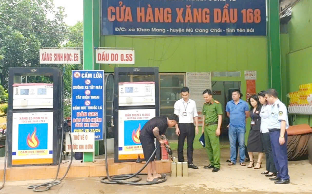 Sở Khoa học và Công nghệ phối hợp với các ngành liên quan kiểm tra đo lường, chất lượng tại cửa hàng xăng, dầu huyện Mù Cang Chải.