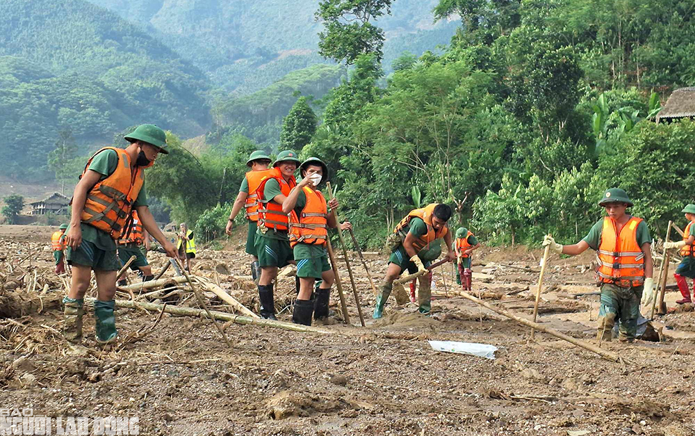 Lực lượng chức năng tìm kiếm những nạn nhân tại Làng Nủ.