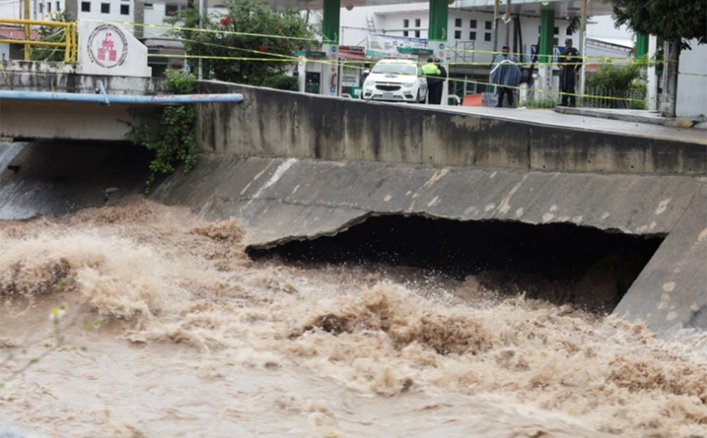 Bão nhiệt đới John gây ra lũ lụt và sạt lở tại vùng tây nam Mexico đã khiến ít nhất 22 người thiệt mạng. Nhiều cộng đồng dân cư cũng buộc phải di tản để bảo đảm an toàn.