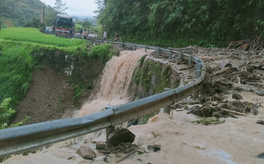 Sạt lở gây ách tắc giao thông trên đèo Khau Phạ. (Ảnh minh họa)