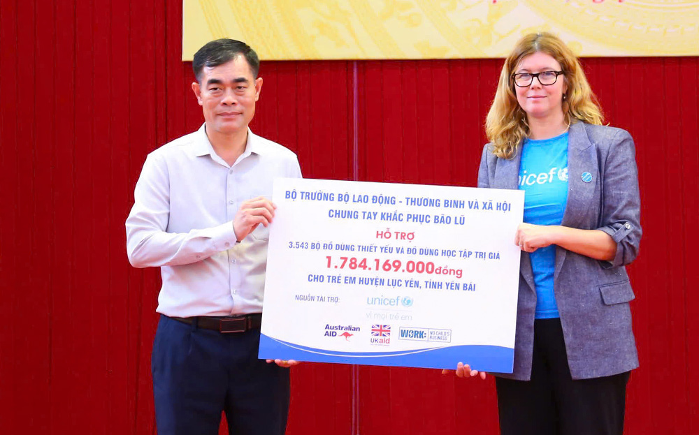 Bà Silvia Danailov - Trưởng Đại diện UNICEF tại Việt Nam đến động viên và thăm hỏi các em học sinh bị ảnh hưởng bởi bão lũ