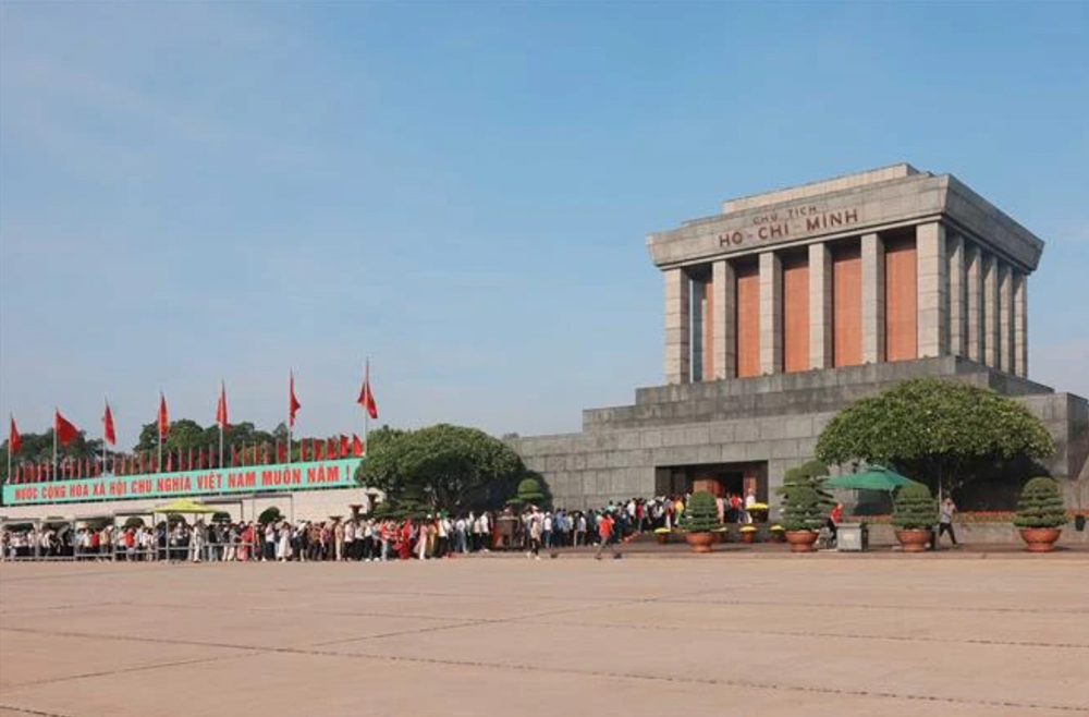 Thousands of people visit Ho Chi Minh Mausoleum in Hanoi on National Day.