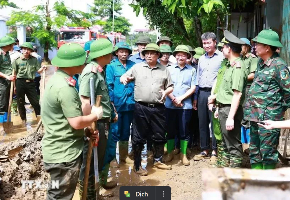 PM Pham Minh Chinh examines the settlement of downpour and flooding consequences in Yen Bai city, Yen Bai province, on September 12.