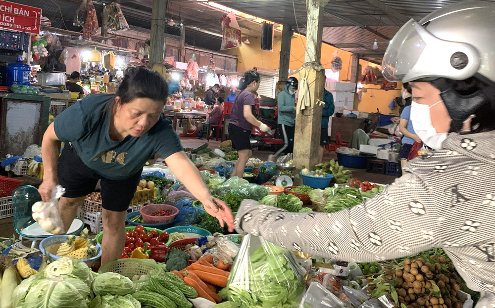 Người dân phường Yên Ninh chủ động thực phẩm để không phải ra khỏi nhà khi mưa bão xảy ra.