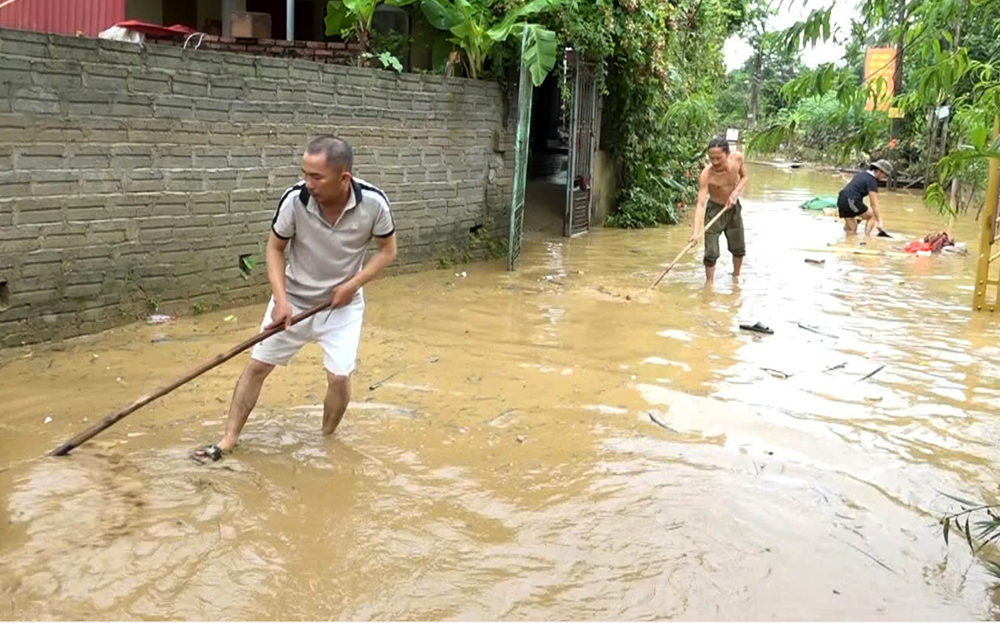 Người dân Trấn Yên dọn dẹp bùn đất sau lũ