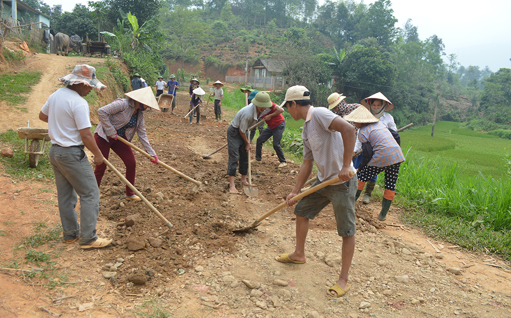 Người dân xã Bình Thuận san gạt nền đường để bê tông hóa đường giao thông nông thôn.