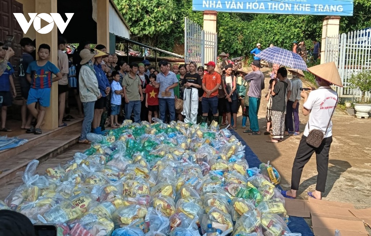 Người dân Khe Măng nhận hàng cứu trợ tại nhà văn hóa. Chính quyền xã An Bình khẳng định không có chuyện người dân khóc vì thiếu đói