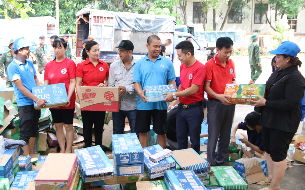 Hội CTĐ tỉnh Yên Bái nhận hỗ trợ hàng hóa, nhu yếu phẩm của đoàn tỉnh Bình Thuận.