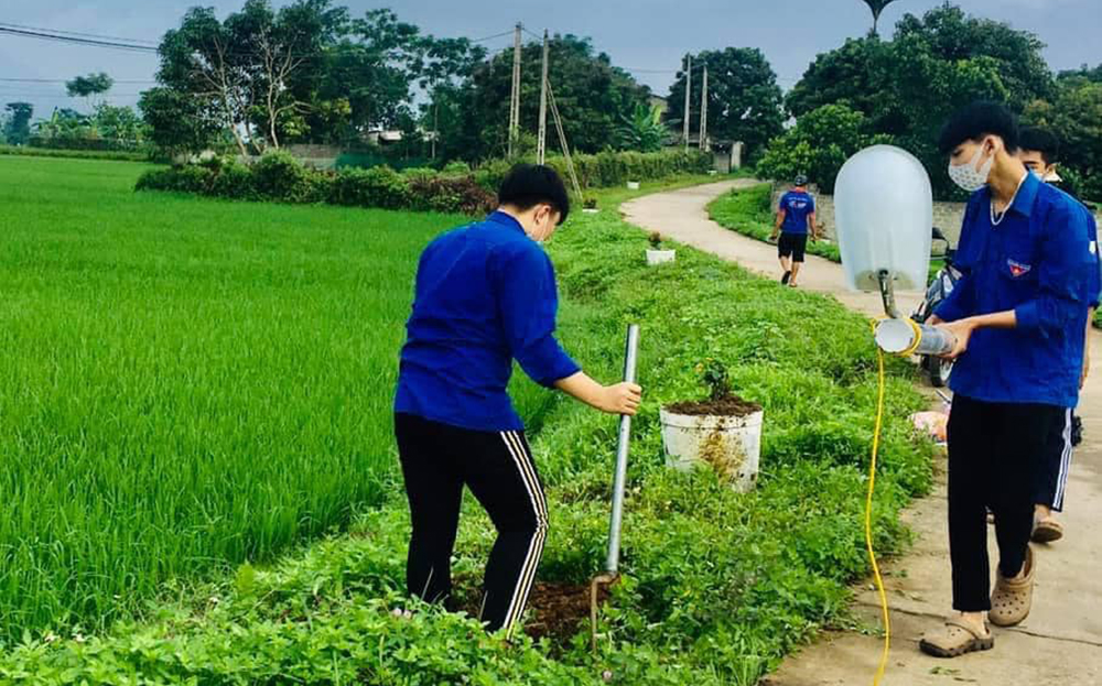 Đoàn Thanh niên xã Nghĩa Lộ sửa chữa, nâng cấp công trình “Thắp sáng đường quê” tại tuyến đường thôn 6.