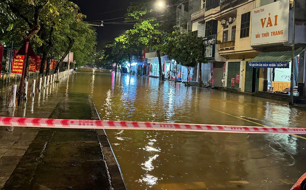 Nước sông Thao đã tràn bờ, dâng ngập nhiều khu vực ở phường Hồng Hà, Nguyễn Thái Học, thành phố Yên Bái. Ảnh: Đường qua khu vực cửa trụ sở UBND thành phố đã phải chăng dây cảnh báo cấm lưu thông.