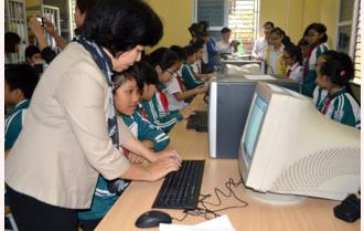 Thông tấn xã Việt Nam trao tặng quà và 15 máy tính cho học sinh Trường THCS Quang Trung