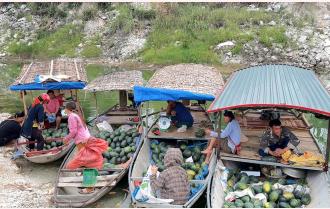 Độc đáo chợ nổi trên hồ Thác